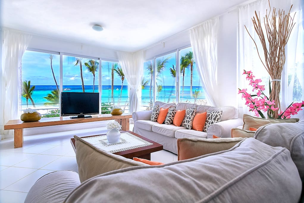 What a marvelous view from the living room! A spacious room can accommodate all your group. Have a good time together in a room overlooking the ocean!